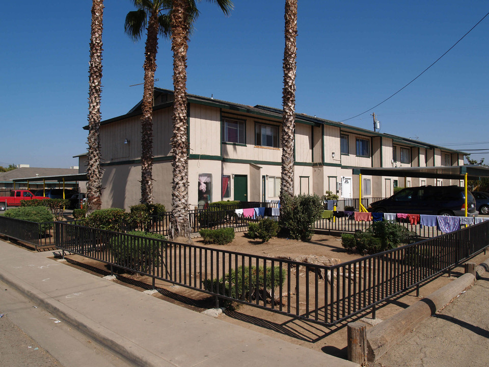 526-530 8th St in Orange Cove, CA - Building Photo