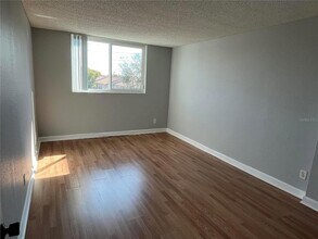 2760 Coconut Bay Ln, Unit 235 in Sarasota, FL - Foto de edificio - Building Photo