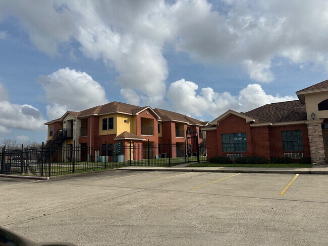107 Oak Park Dr in Clute, TX - Foto de edificio - Building Photo