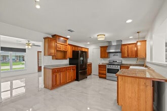 6304 Asher St in Metairie, LA - Foto de edificio - Building Photo