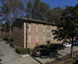 Buford Towne Apartments in Atlanta, GA - Foto de edificio - Building Photo