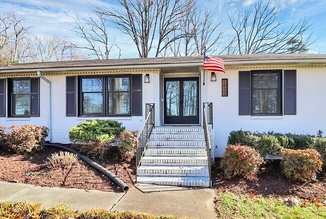 1932 Stoneyridge Dr in Charlotte, NC - Building Photo - Building Photo