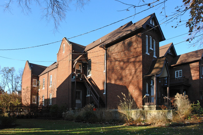 Everett Terrace in Louisville, KY - Building Photo - Building Photo