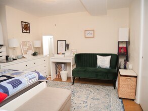 28 Browne St, Unit 1 in Brookline, MA - Building Photo - Building Photo