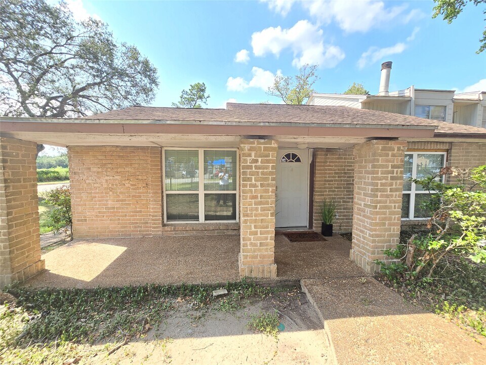 12459 W Village Dr in Houston, TX - Building Photo