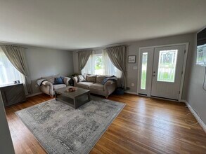 300 Quaker Ridge Rd in Timonium, MD - Foto de edificio - Building Photo