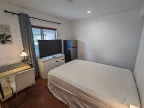 20001 Arminta St in Winnetka, CA - Building Photo - Building Photo