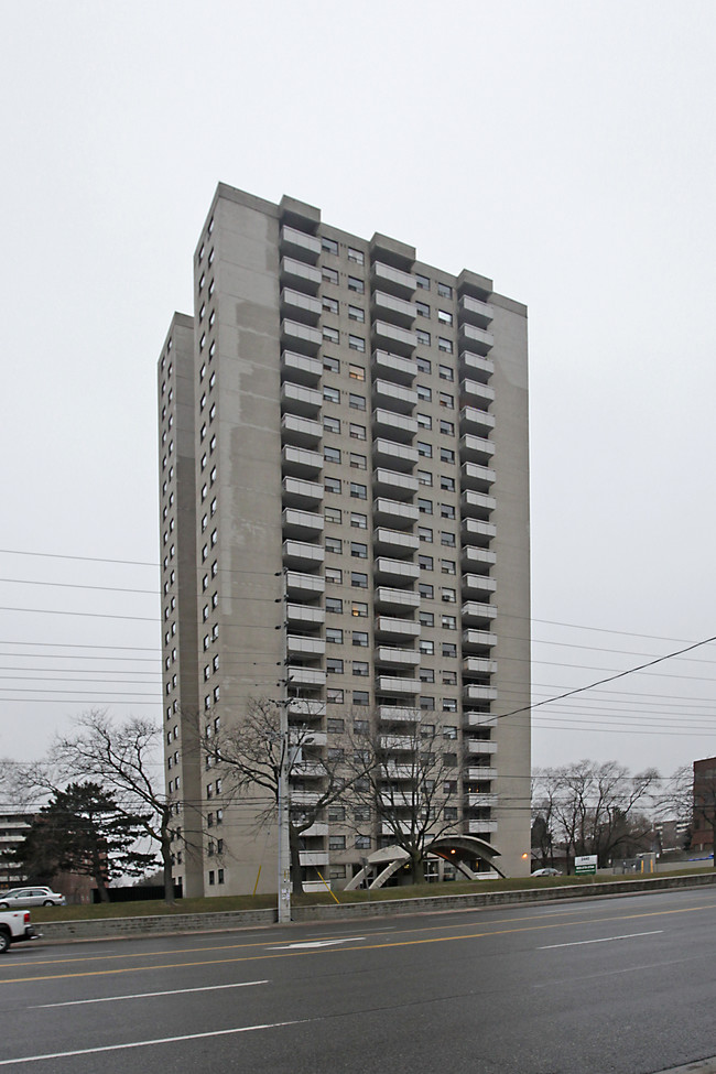 2440 Hurontario St in Mississauga, ON - Building Photo - Building Photo