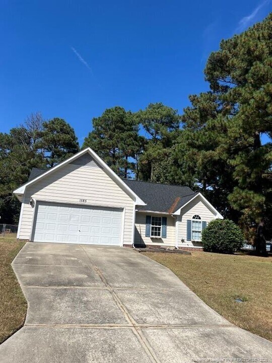 1585 Clan Campbell Dr in Raeford, NC - Building Photo