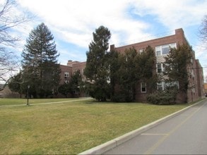 555 Front Street in Hempstead, NY - Foto de edificio - Building Photo