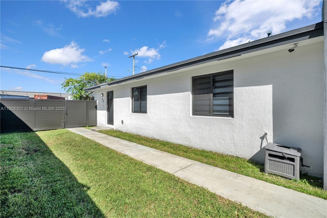 2490 NW 44th St in Miami, FL - Building Photo - Building Photo