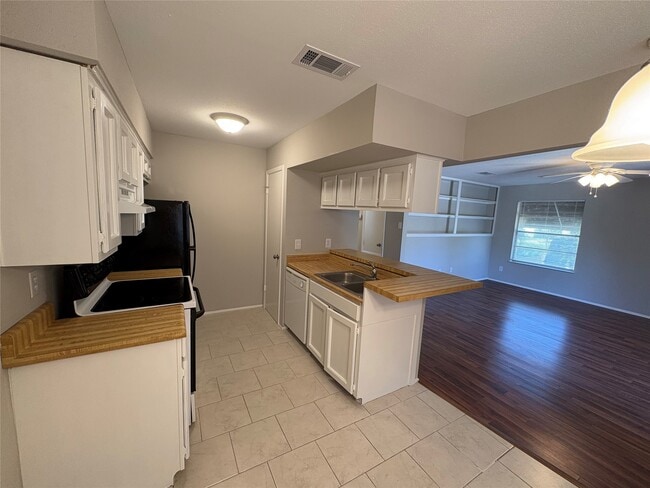 property at 312 S Poplar St