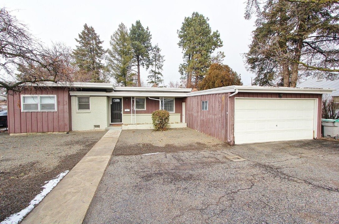 5924 W Overland Rd in Boise, ID - Building Photo