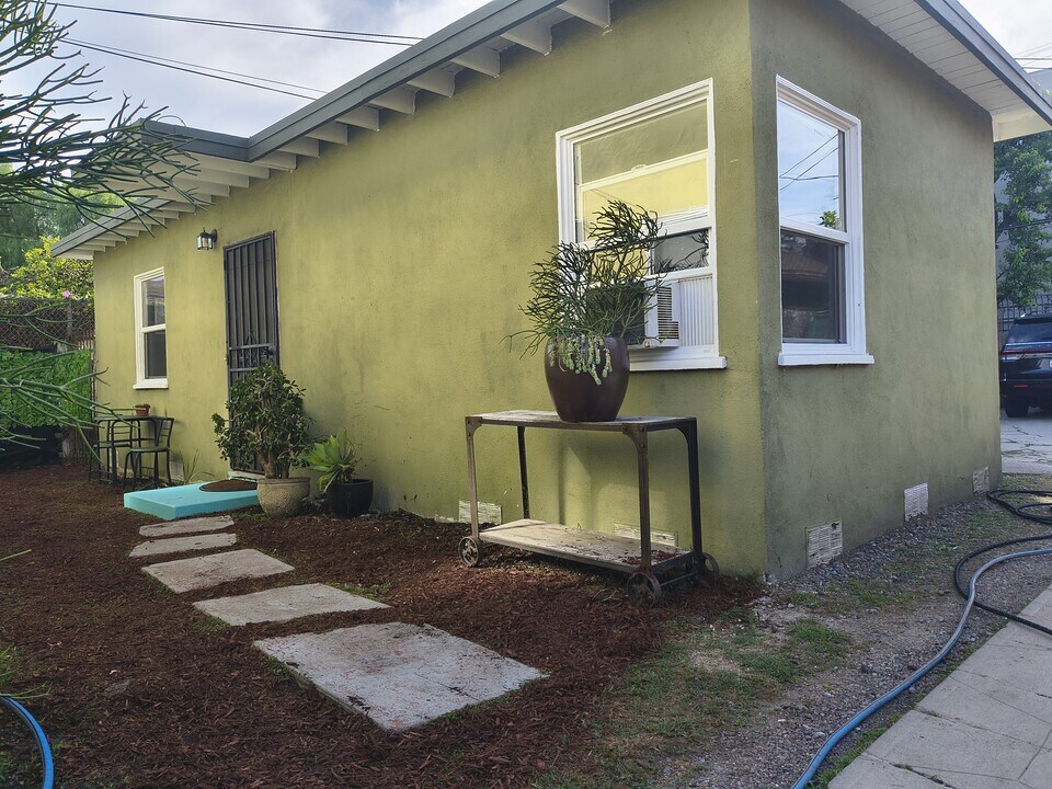 2215 Carmona Ave in Los Angeles, CA - Building Photo