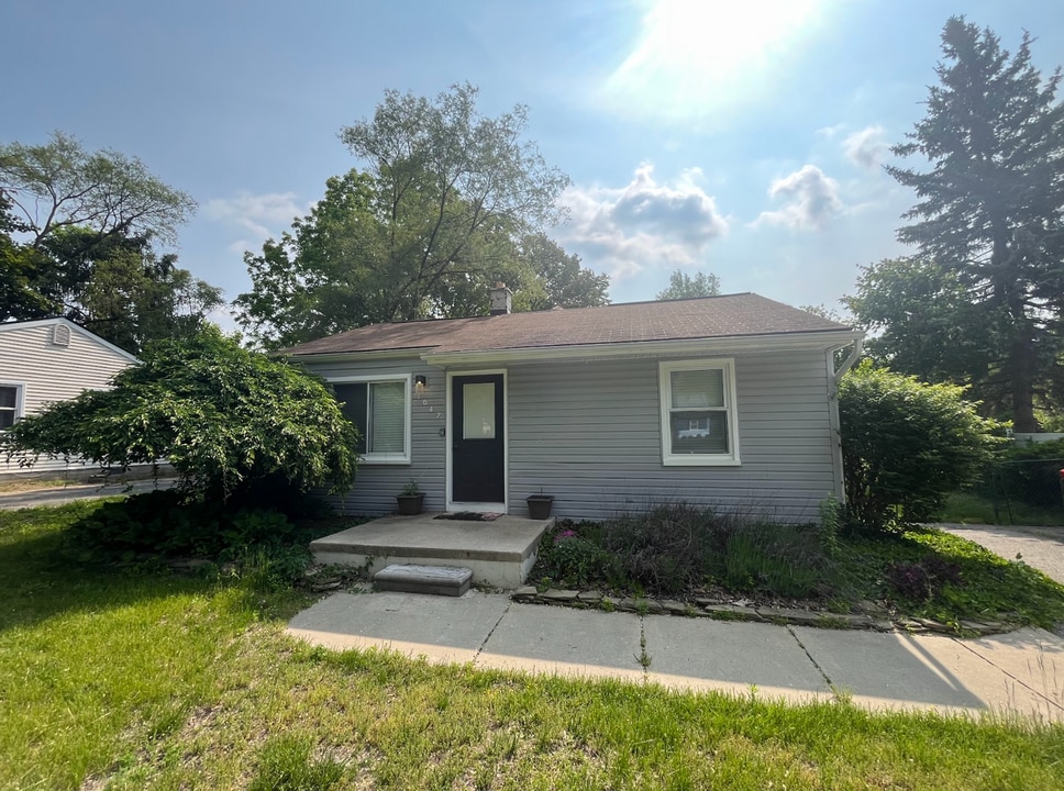 1647 Weymouth St in West Bloomfield Township, MI - Building Photo