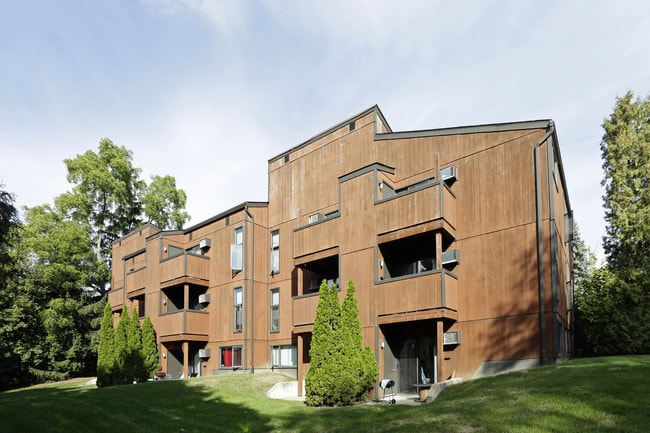 Treehouse North Apartments in East Lansing, MI - Building Photo - Building Photo