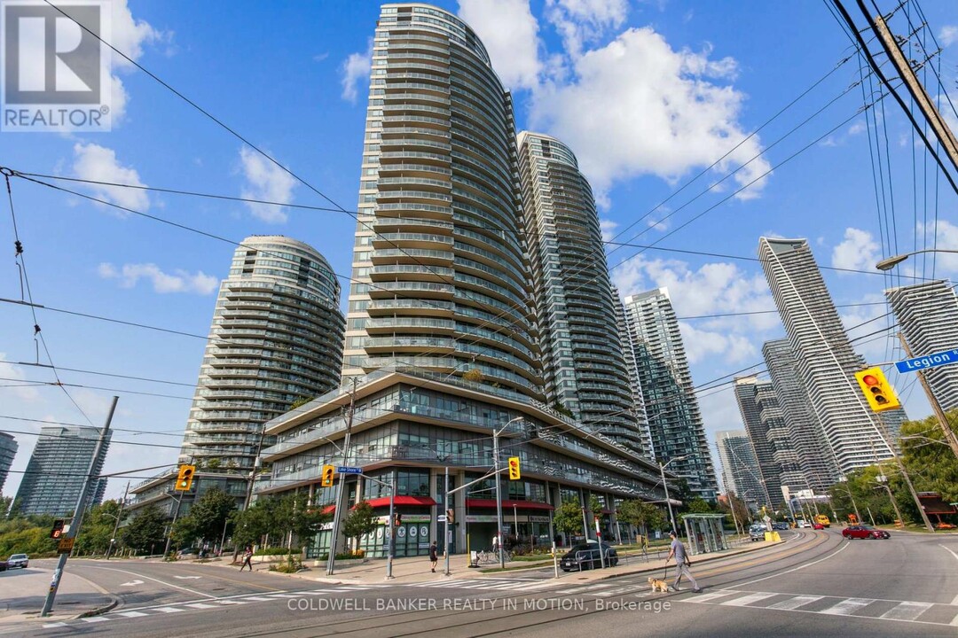 2240-2240 Lake Shore Blvd W in Toronto, ON - Building Photo