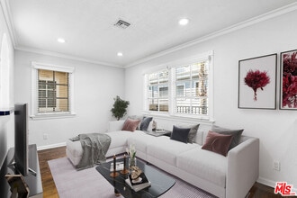 916 N Alfred St in Los Angeles, CA - Building Photo - Building Photo