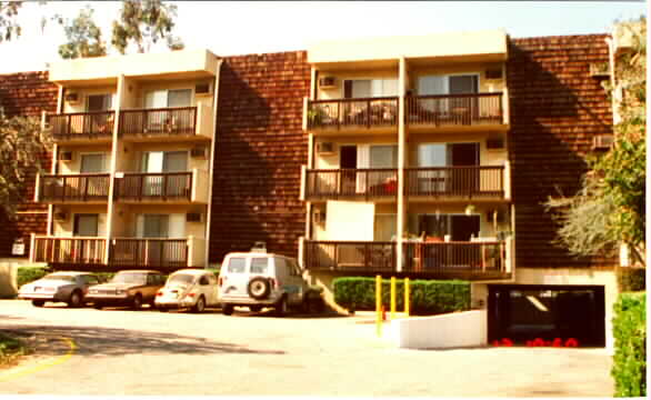 Walnut Glen Apartments in Van Nuys, CA - Foto de edificio