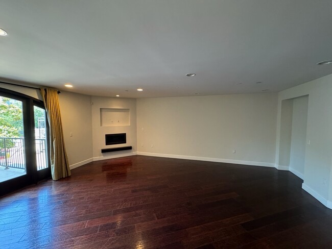 1636 S Beverly Glen Blvd in Los Angeles, CA - Foto de edificio - Building Photo