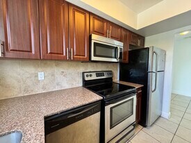 425 NE 7th Ave, Unit 8 in Delray Beach, FL - Building Photo
