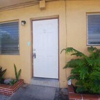 6240 Dewey St in Hollywood, FL - Building Photo