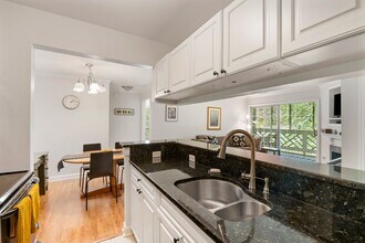 1006 Kingswood Dr in Chapel Hill, NC - Building Photo - Building Photo