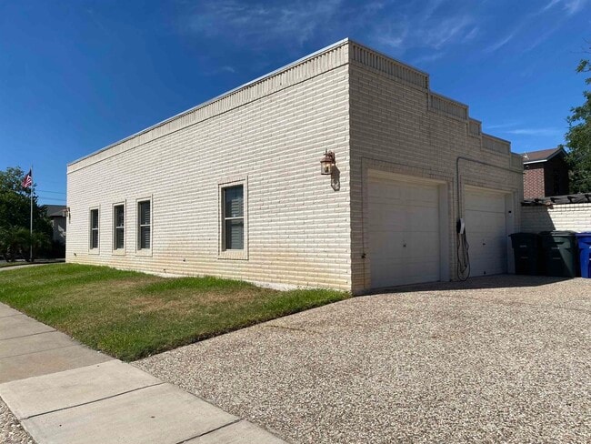 601 Marsh Ln in Laredo, TX - Building Photo - Building Photo