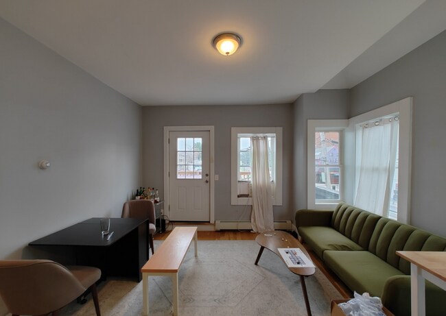 291 Beacon St, Unit 1 in Somerville, MA - Foto de edificio - Building Photo