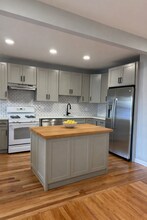 77 Shepherds Ln in Totowa, NJ - Building Photo - Building Photo