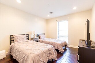 14402 Chevy Chase Dr in Houston, TX - Building Photo - Building Photo