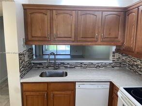 3252 Foxcroft Rd in Miramar, FL - Building Photo - Building Photo