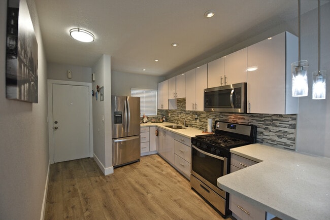 Harbor West Apartments in North Bay Village, FL - Foto de edificio - Building Photo