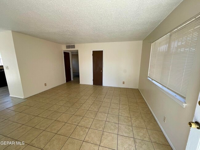 8638 Mettler Dr in El Paso, TX - Building Photo - Building Photo