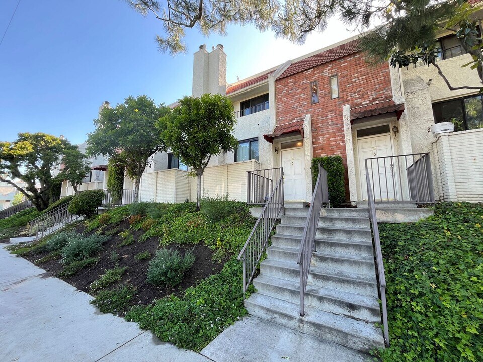 6540 Hayvenhurst Ave in Los Angeles, CA - Building Photo