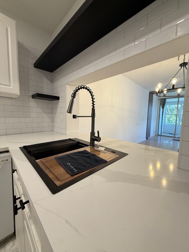 9460 Poinciana Pl, Unit 405 in Davie, FL - Foto de edificio - Building Photo