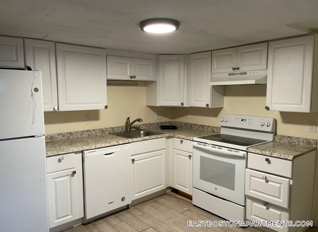 31 Chelsea St, Unit B in Boston, MA - Building Photo - Building Photo