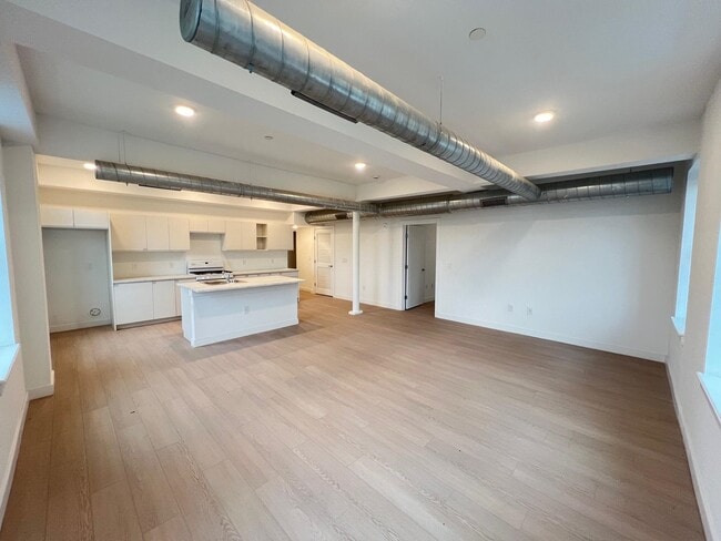 141 Christopher Columbus Dr in Jersey City, NJ - Building Photo - Building Photo