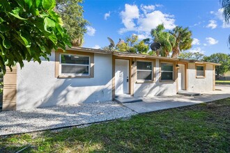 2135 W St Conrad St in Tampa, FL - Foto de edificio - Building Photo