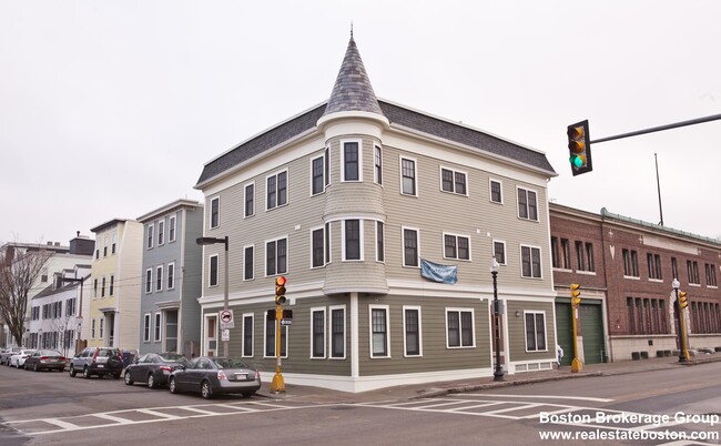195 W 3rd St, Unit 4