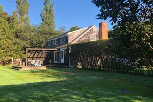 166 Hog Creek Rd in East Hampton, NY - Building Photo