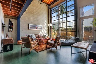 2114 Narcissus Ct in Los Angeles, CA - Building Photo