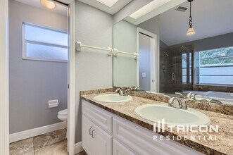 6104 Kinlock Ave in Spring Hill, FL - Foto de edificio - Building Photo