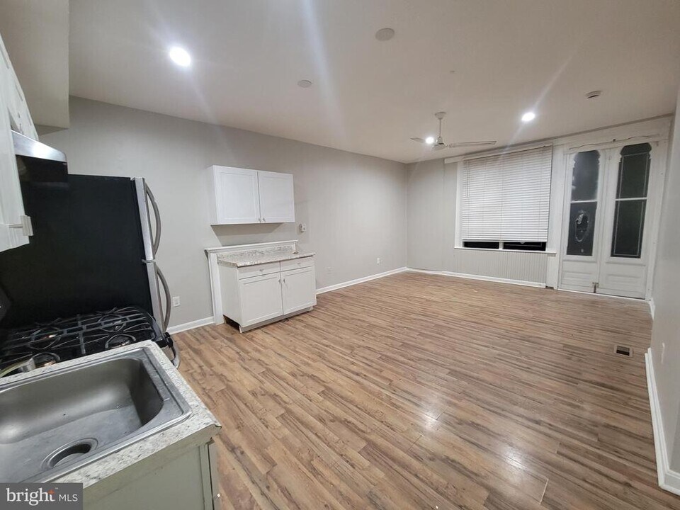 1217 Hollins St in Baltimore, MD - Building Photo