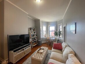 61 Adams St, Unit 3 in Somerville, MA - Building Photo - Building Photo