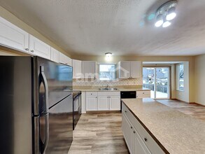 353 W Hunters Dr in Newark, OH - Building Photo - Building Photo