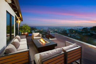 1733 Sunset Plaza Dr in Los Angeles, CA - Building Photo - Building Photo