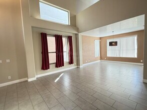 6425 W Desert Hollow Dr in Phoenix, AZ - Building Photo - Building Photo