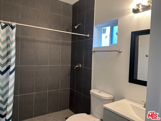 233 Park View N St, Unit 9 in Los Angeles, CA - Building Photo - Building Photo