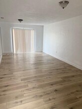 1990 NW 183rd St in Miami Gardens, FL - Building Photo - Building Photo